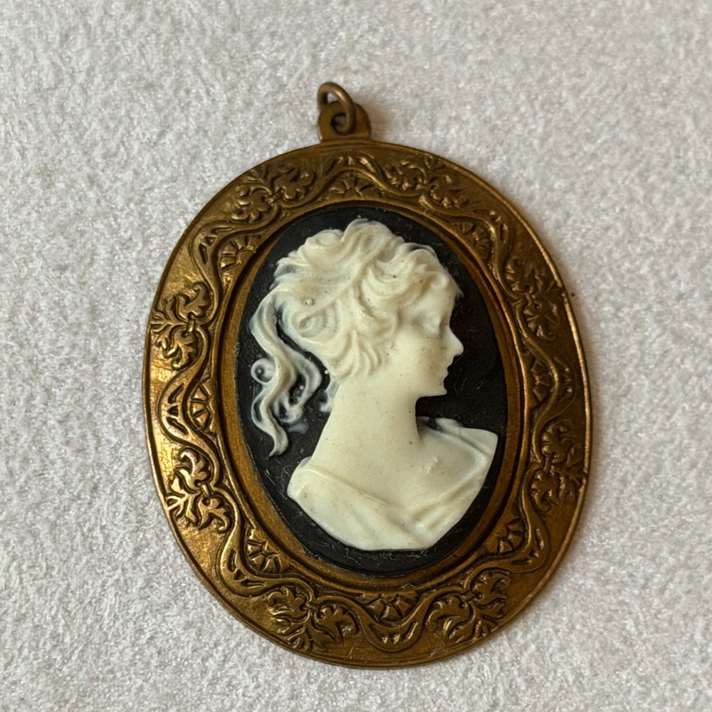 Vtg Victorian Gold and Black Cameo Pendant